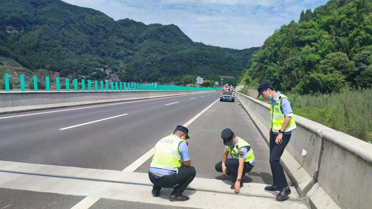 樂(lè)漢公司管護(hù)人員正在檢查橋梁伸縮縫和路面情況.jpg